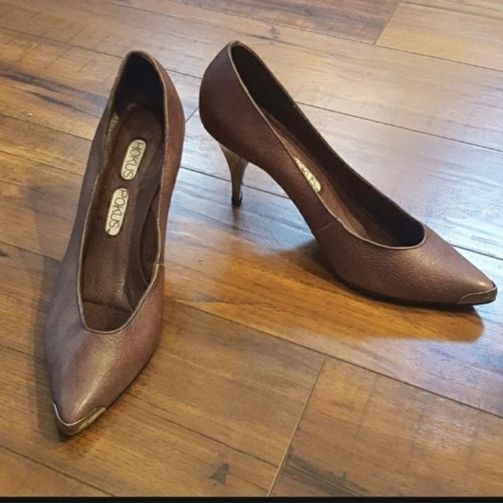 Hokus Pokus‎ Vintage Brown Leather Pointed Toe Engraved Metal Cap Stiletto Heels